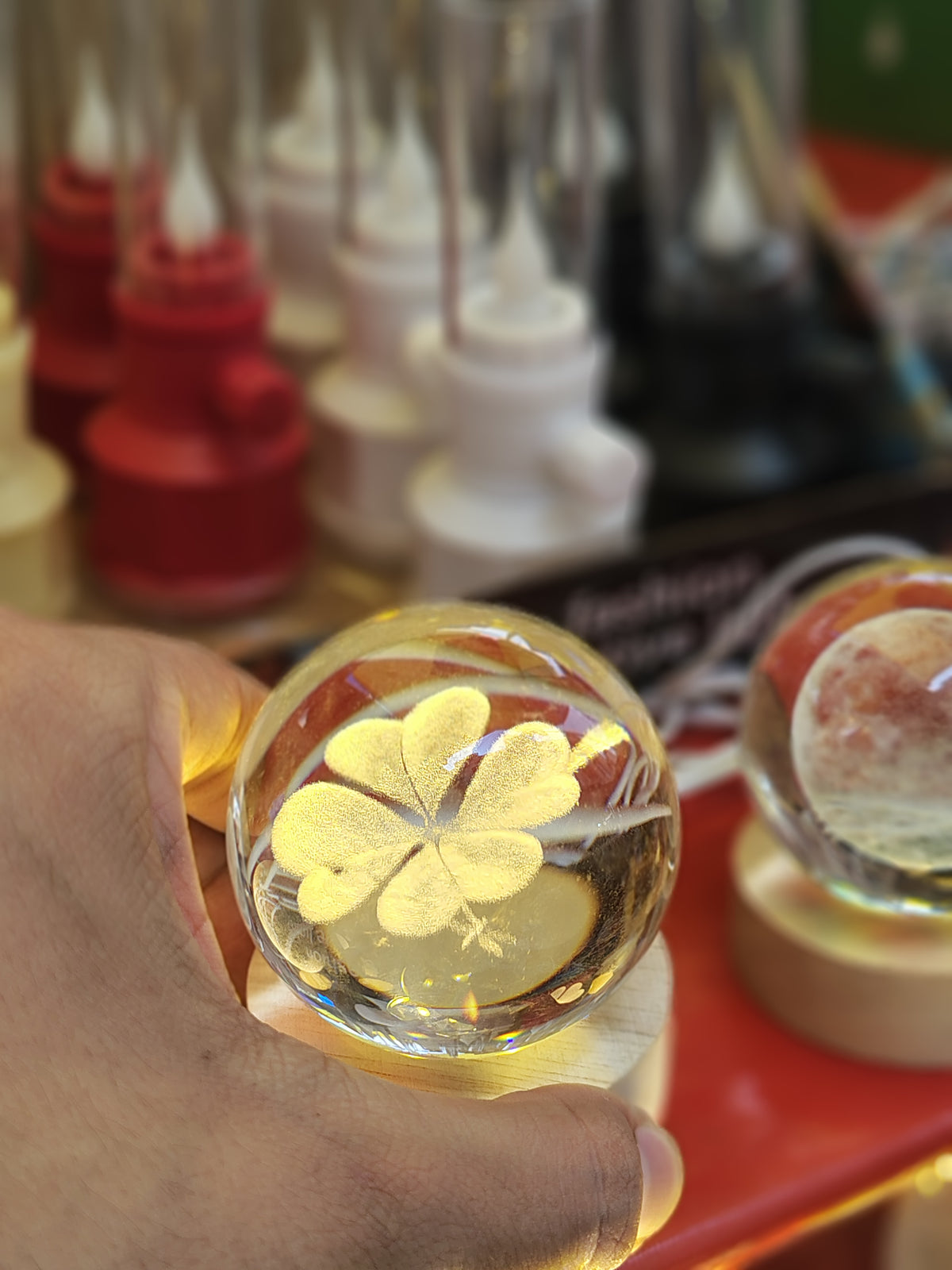 3D Four-Leaf Clover Crystal Ball with LED Wooden Base – Decorative Light & Gift